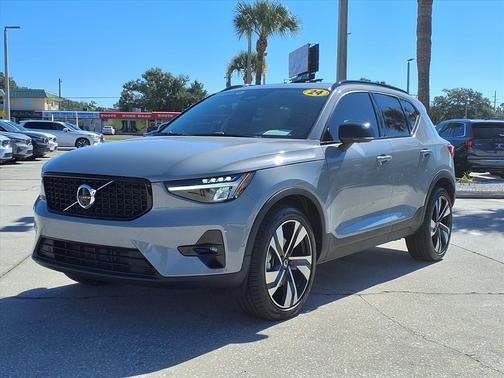 2024 Volvo XC40 B5 Plus Dark Theme