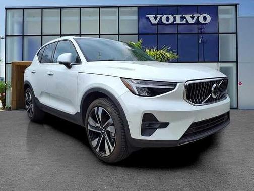 Crystal White 2024 Volvo XC40 Plus