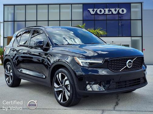 2023 Volvo XC40 B5 Plus Dark Theme