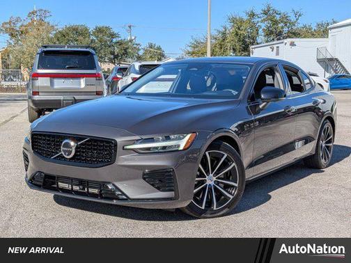 2023 Volvo S60 Recharge Plug-In Hybrid T8 Plus Dark Theme