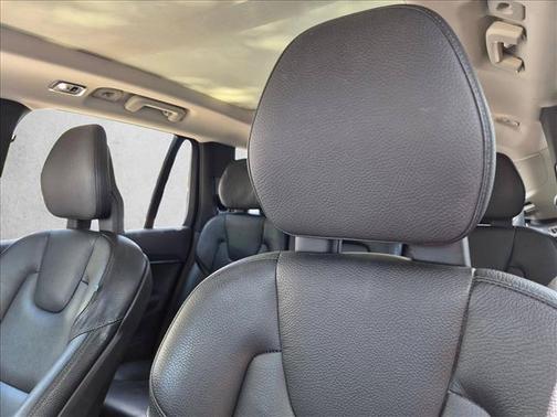 Bright Silver Metallic 2020 Volvo XC90 T5 Momentum