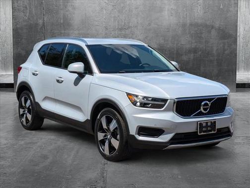 2020 Volvo XC40 T4 Momentum