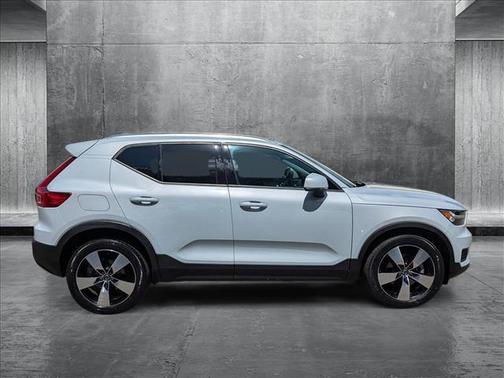 2020 Volvo XC40 T4 Momentum
