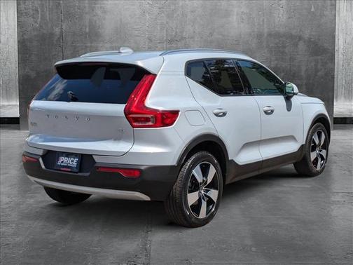 2020 Volvo XC40 T4 Momentum