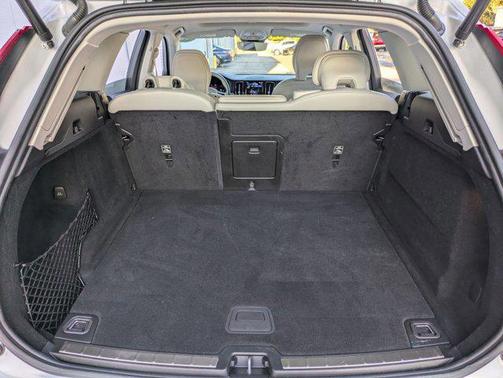 2023 Volvo XC60 B5 Ultimate Bright Theme