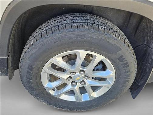 Silver Ice Metallic 2022 Chevrolet Traverse LS