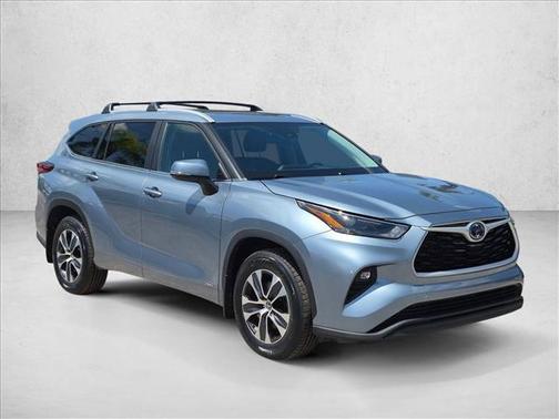 Moon Dust 2023 Toyota Highlander Hybrid XLE