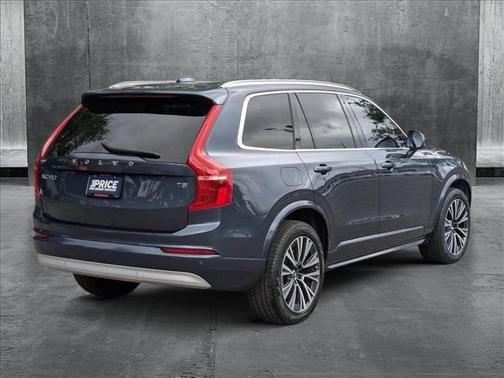 2022 Volvo XC90 T5 Momentum