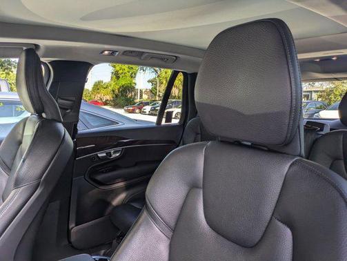 2019 Volvo XC90 T6 Momentum