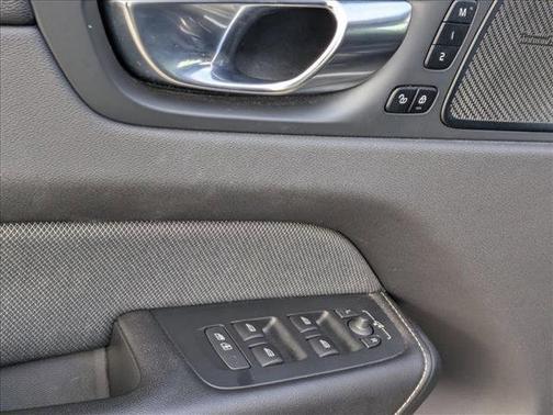 2022 Volvo XC60 B5 R-Design