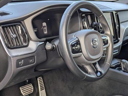 2022 Volvo XC60 B5 R-Design
