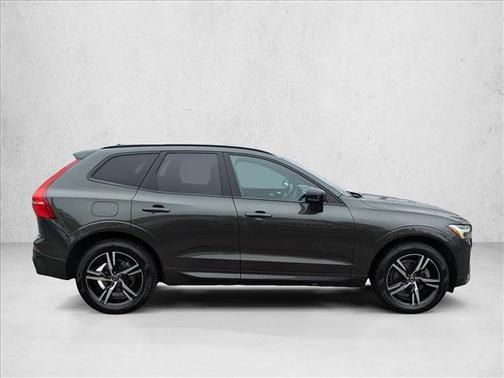 2022 Volvo XC60 B5 R-Design