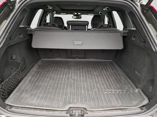 2022 Volvo XC60 B5 R-Design