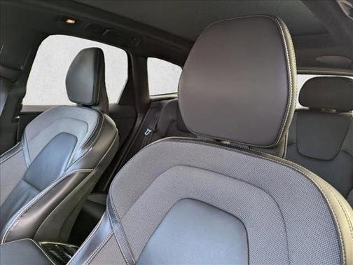 2022 Volvo XC60 B5 R-Design