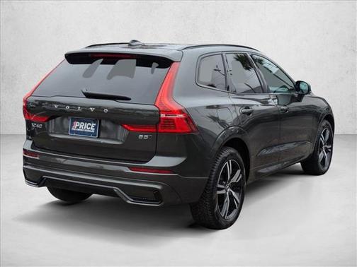 2022 Volvo XC60 B5 R-Design