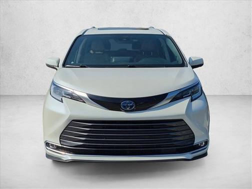 Blizzard Pearl 2021 Toyota Sienna Limited 7-Passenger