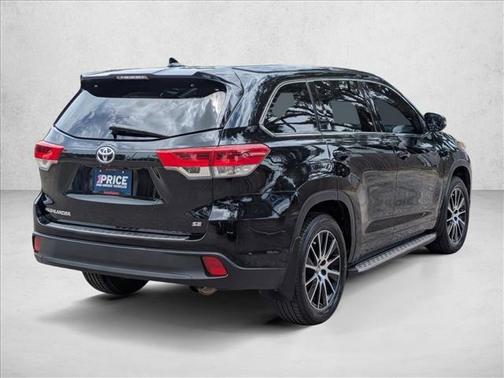 Midnight Black Metallic 2017 Toyota Highlander SE