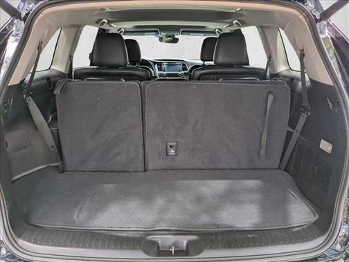 Midnight Black Metallic 2017 Toyota Highlander SE