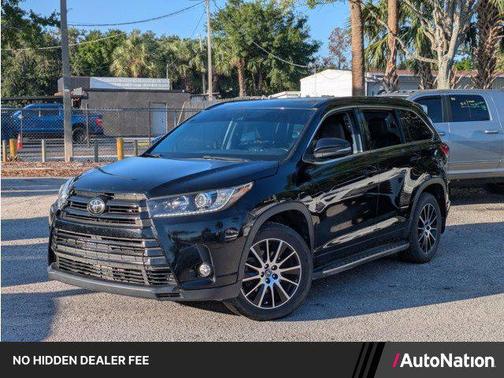 Midnight Black Metallic 2017 Toyota Highlander SE