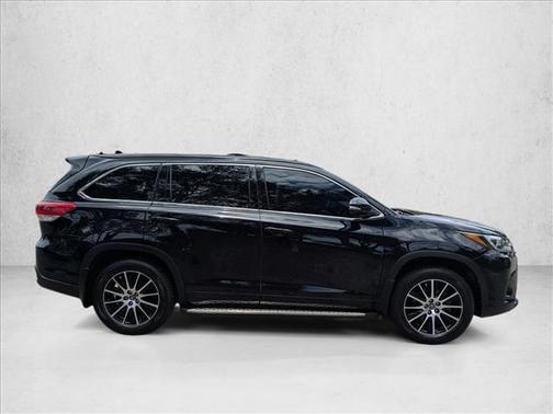 Midnight Black Metallic 2017 Toyota Highlander SE