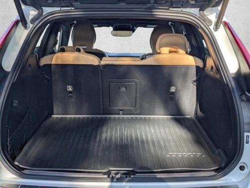 Crystal White Metallic 2021 Volvo XC60 T5 Inscription