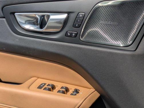 Crystal White Metallic 2021 Volvo XC60 T5 Inscription