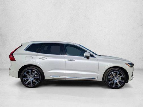 Crystal White Metallic 2021 Volvo XC60 T5 Inscription