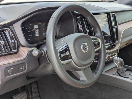 Crystal White Metallic 2021 Volvo XC60 T5 Inscription