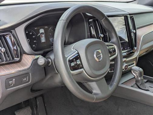 Crystal White Metallic 2021 Volvo XC60 T5 Inscription