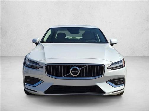 Crystal White Metallic 2022 Volvo S60 T5
