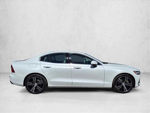Crystal White Metallic 2022 Volvo S60 T5