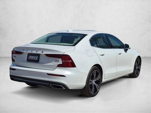 Crystal White Metallic 2022 Volvo S60 T5