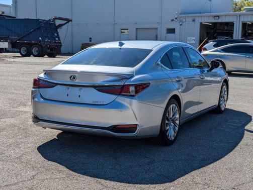 2023 Lexus ES 300h Ultra Luxury