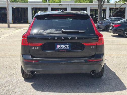 Onyx Black Metallic 2019 Volvo XC60 T5 Momentum
