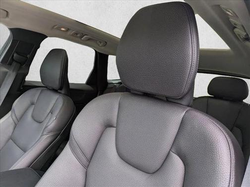 Onyx Black Metallic 2024 Volvo XC60 B5 Plus Dark Theme