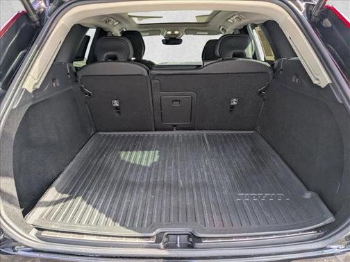 Onyx Black Metallic 2024 Volvo XC60 B5 Plus Dark Theme