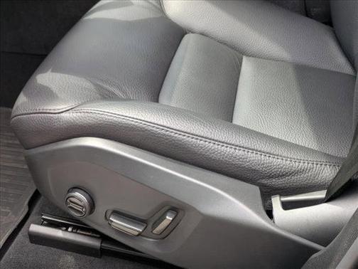 Onyx Black Metallic 2024 Volvo XC60 B5 Plus Dark Theme