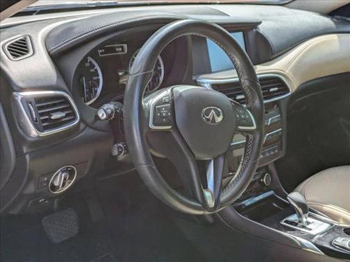 2017 INFINITI QX30 Premium