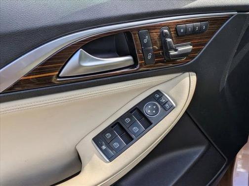 2017 INFINITI QX30 Premium