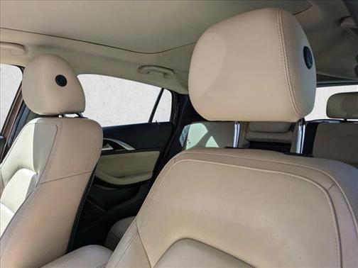 2017 INFINITI QX30 Premium