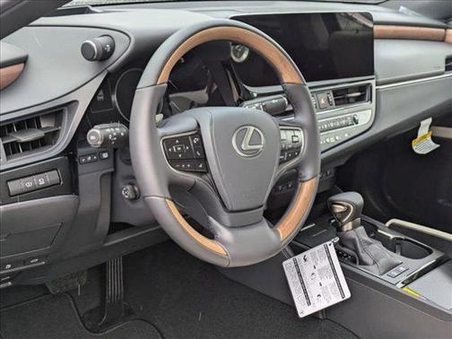 2025 Lexus ES 300h Luxury