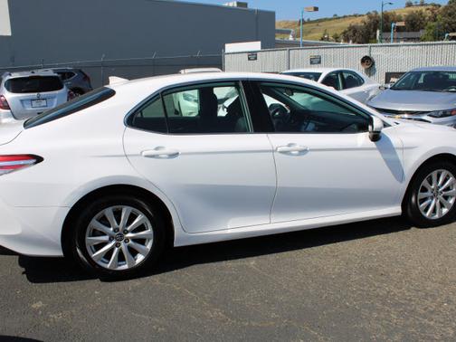 Photo 5 of 26 of 2019 Toyota Camry LE