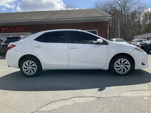 Super White 2018 Toyota Corolla LE