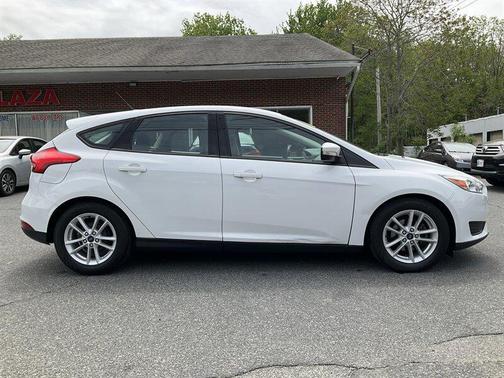 Oxford White 2017 Ford Focus SE