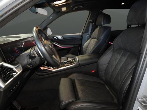 Gray Metallic 2024 BMW X7 xDrive40i