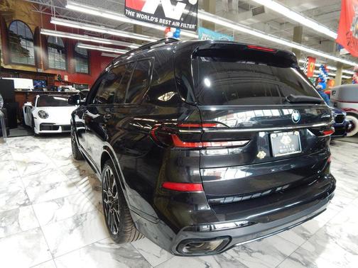 Black Sapphire Metallic 2023 BMW X7 xDrive40i