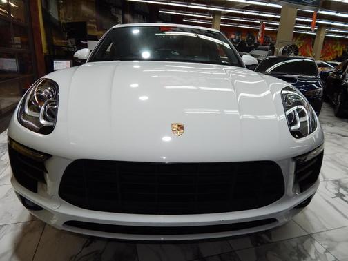 White 2018 Porsche Macan Macan