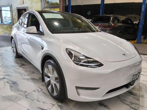 Pearl White Multi-Coat 2023 Tesla Model Y Performance Dual Motor All-Wheel Drive