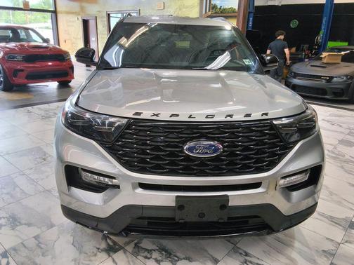 Silver Metallic 2023 Ford Explorer ST-Line