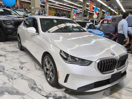 White Metallic 2026 BMW 530 xDrive